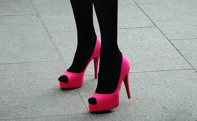 Sapato cor-de-rosa com meia opaca preta