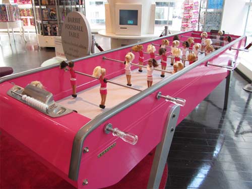 I Love Pink - brinquedos cor de rosa - futebol com bonecas Barbie