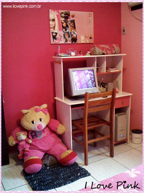 I Love Pink - Meu Quarto Cor de Rosa: Bruna - parede pink com escrivaninha e computador, ursinho de pelúcia