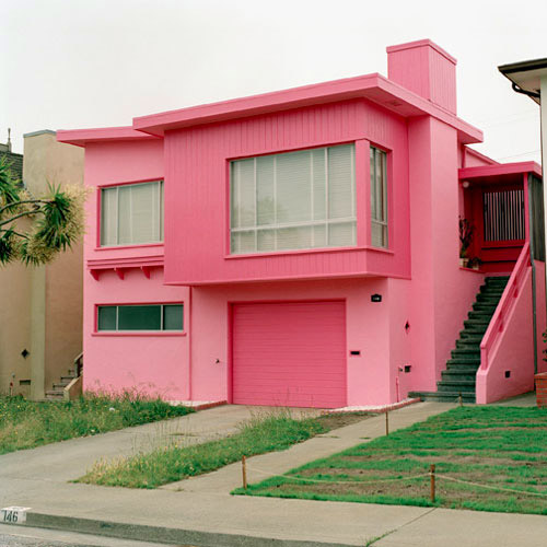 Casas com fachadas cor de rosa