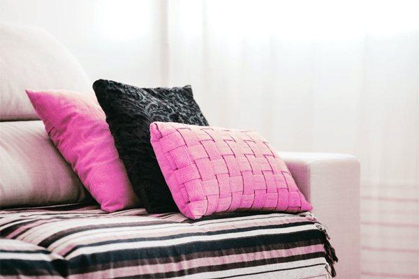 Como decorar sofá com manta e almofadas?