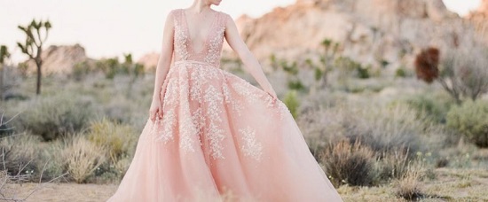 Noiva de Vestido Cor de Rosa 