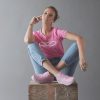 Olympikus lança tênis rosa em parceria com Claudia Bartelle 